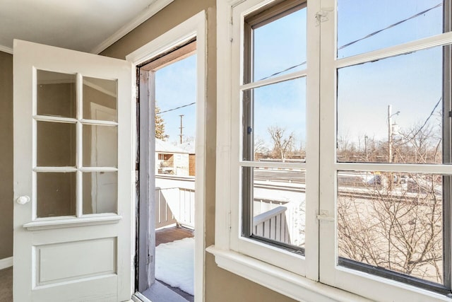 entryway featuring ornamental molding