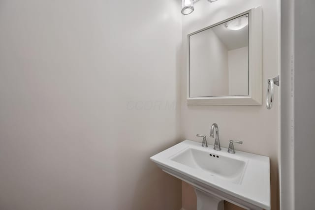 bathroom featuring sink