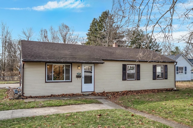 single story home featuring a front yard