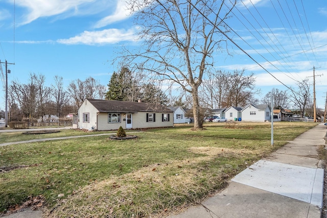 view of front of property featuring a front lawn