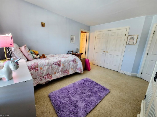 bedroom featuring carpet flooring and a closet