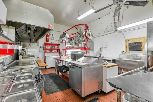 kitchen with sink, refrigerator, tile patterned flooring, and ceiling fan