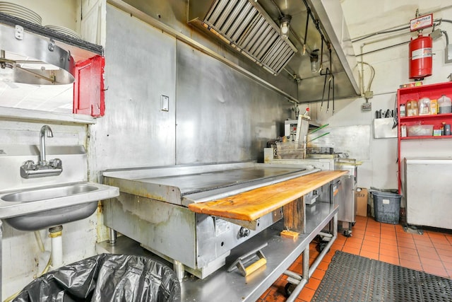 kitchen featuring sink, refrigerator, and light tile patterned flooring