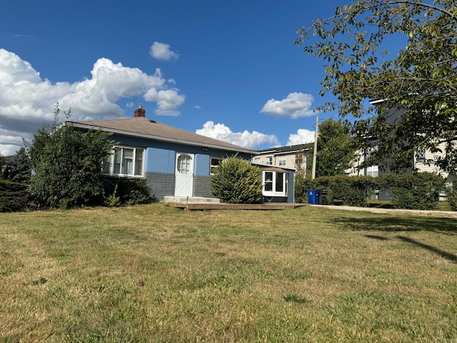 ranch-style house featuring a front lawn