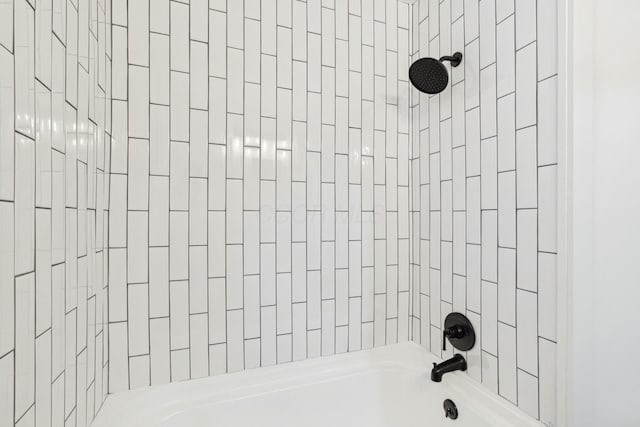 bathroom featuring tiled shower / bath combo