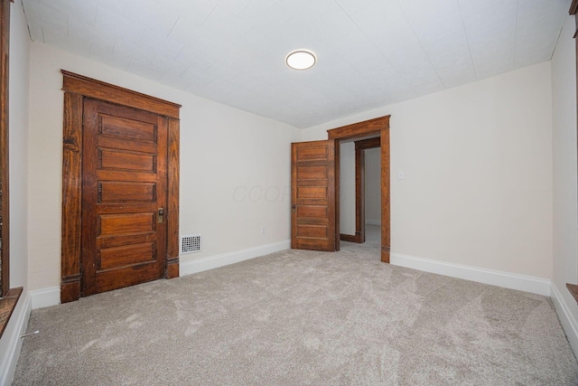 unfurnished room featuring carpet floors