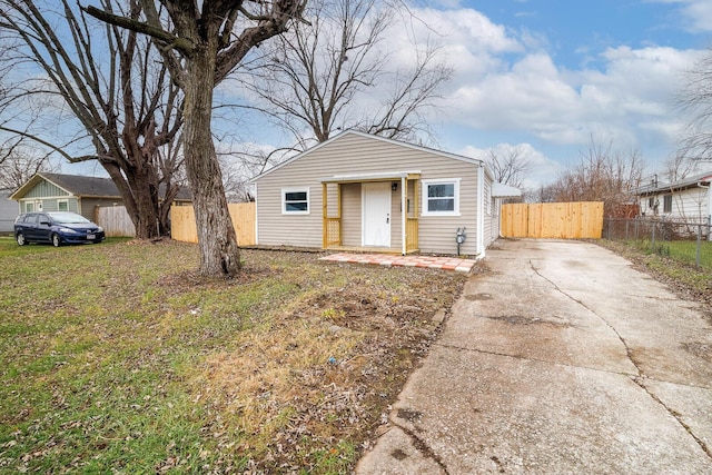 view of front of home featuring a front yard