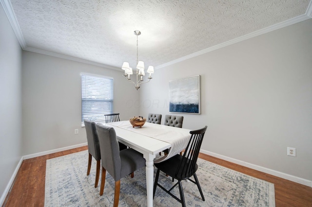 dining room featuring crown molding, a chandelier, hardwood / wood-style floors, and a textured ceiling