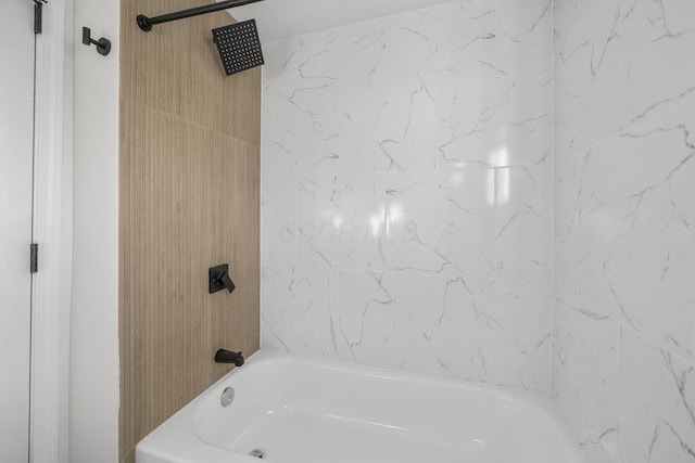 bathroom featuring tiled shower / bath combo