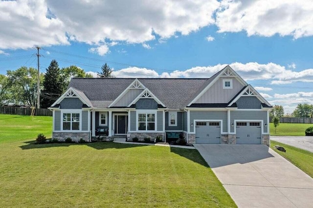 craftsman-style house featuring a front lawn