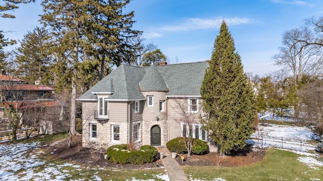 view of front of property featuring a yard