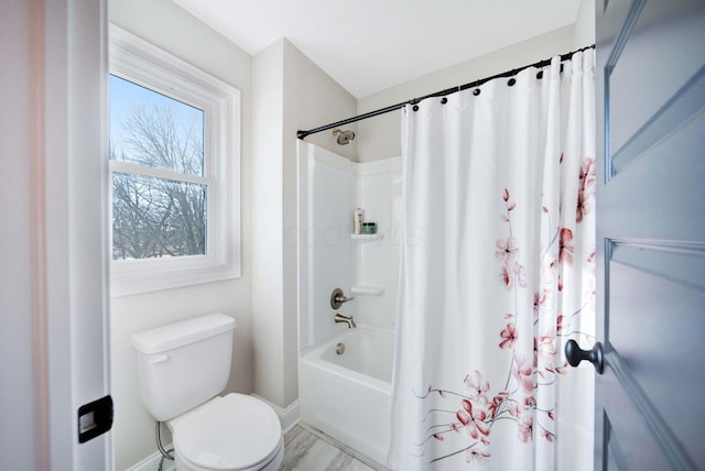 bathroom featuring shower / tub combo with curtain and toilet