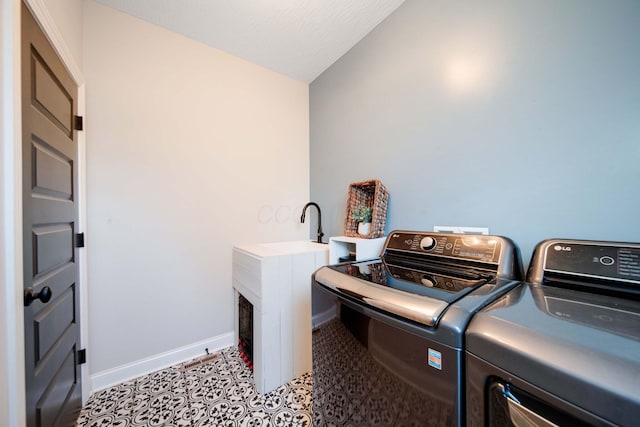 laundry area with light tile patterned floors and independent washer and dryer