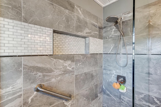 room details featuring a tile shower