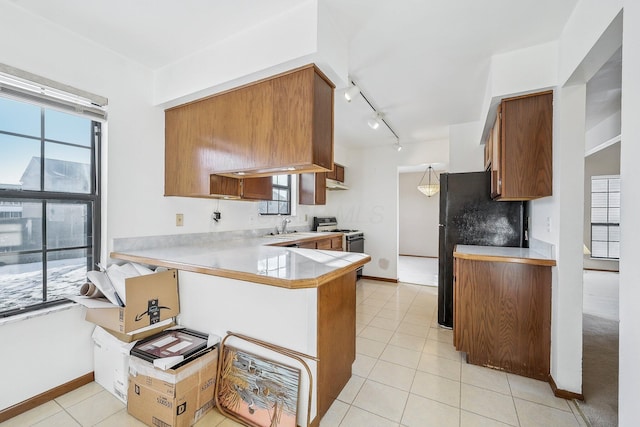 kitchen featuring kitchen peninsula, sink, and plenty of natural light