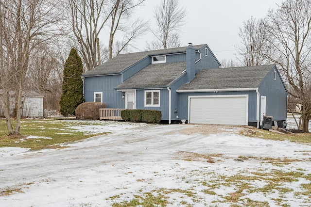 view of front property featuring a garage