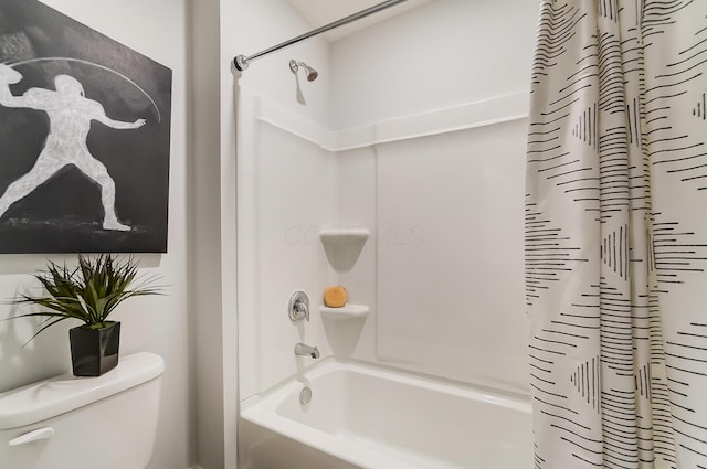 bathroom featuring toilet and shower / bath combo