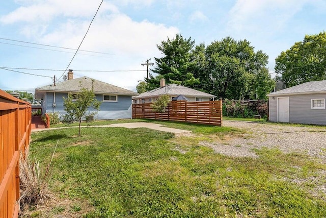 view of yard featuring a storage shed