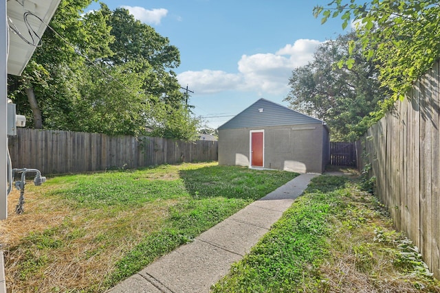 view of yard featuring an outbuilding