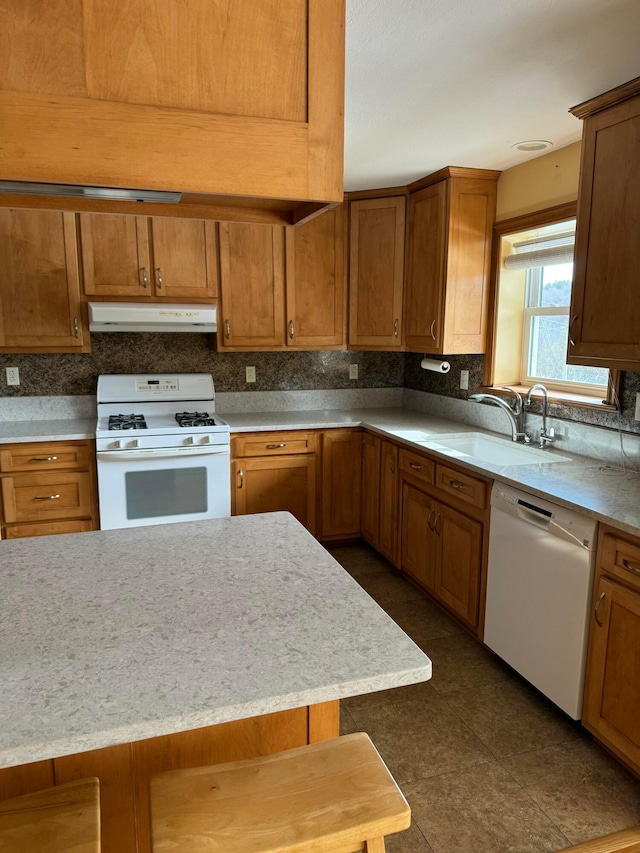 kitchen with sink, white appliances, and decorative backsplash