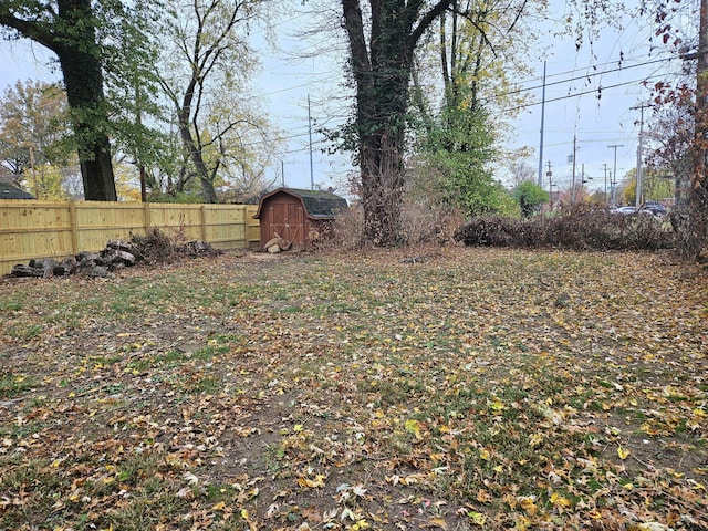 view of yard featuring a storage shed