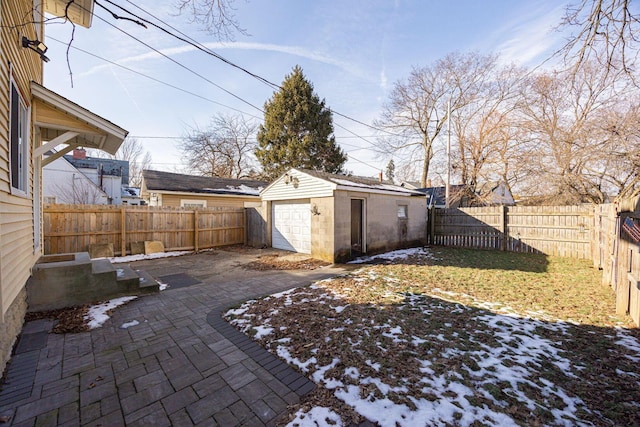 view of yard featuring a garage and an outdoor structure