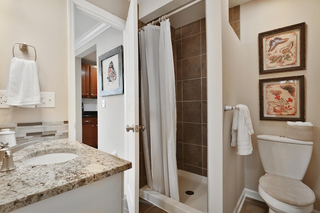 bathroom with a shower with curtain, crown molding, toilet, and decorative backsplash