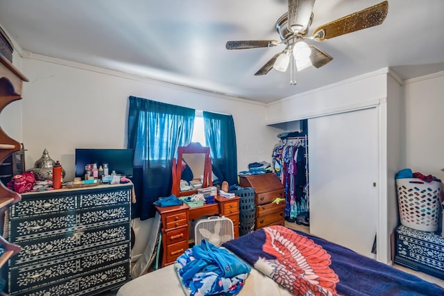 bedroom with crown molding, ceiling fan, and a closet