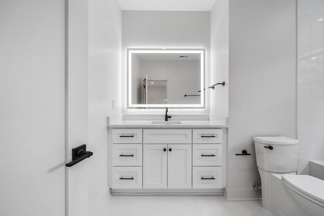 full bath featuring toilet, baseboards, vanity, and a washtub