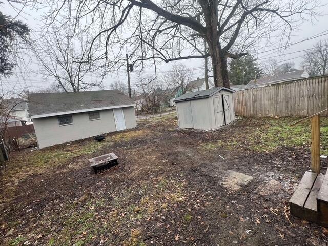 view of yard featuring a storage shed