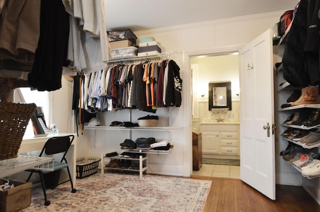 walk in closet with hardwood / wood-style flooring