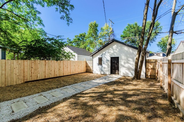 view of yard with an outdoor structure