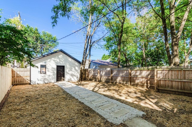 view of yard with an outbuilding