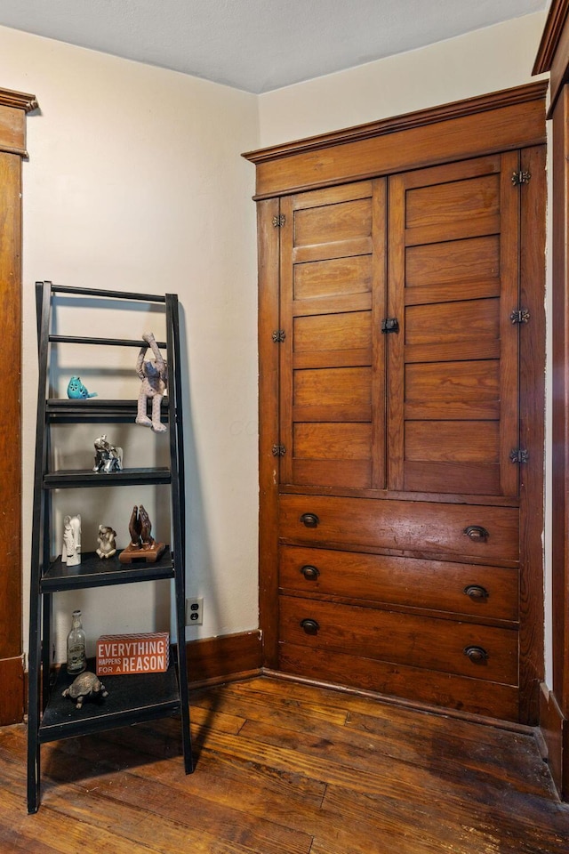 details featuring hardwood / wood-style floors