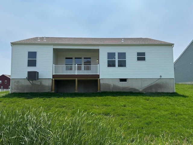 450 Creekside Dr, Commercial Point, OH 43116 - back of property featuring central AC unit and a lawn
