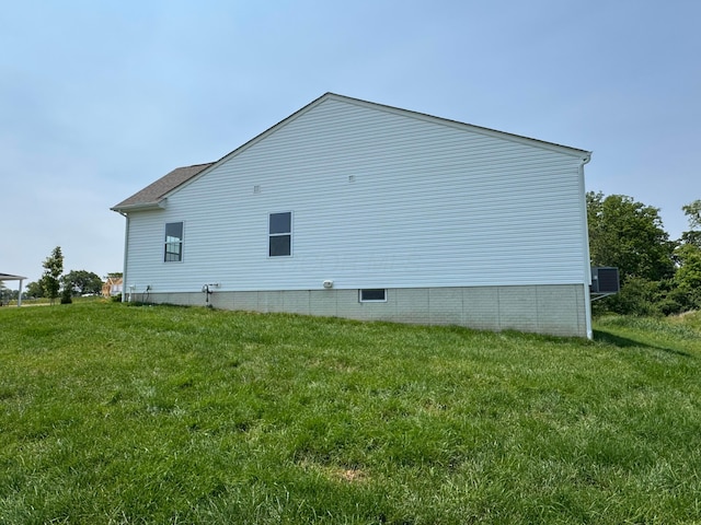 450 Creekside Dr, Commercial Point, OH 43116 - view of side of property featuring a yard