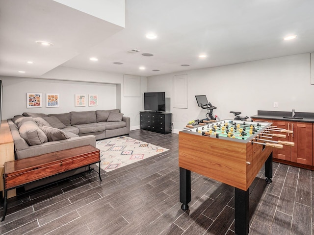 recreation room featuring sink