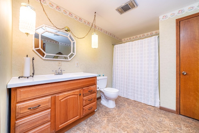 bathroom featuring vanity, a shower with shower curtain, and toilet