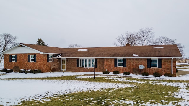 view of front facade featuring a yard