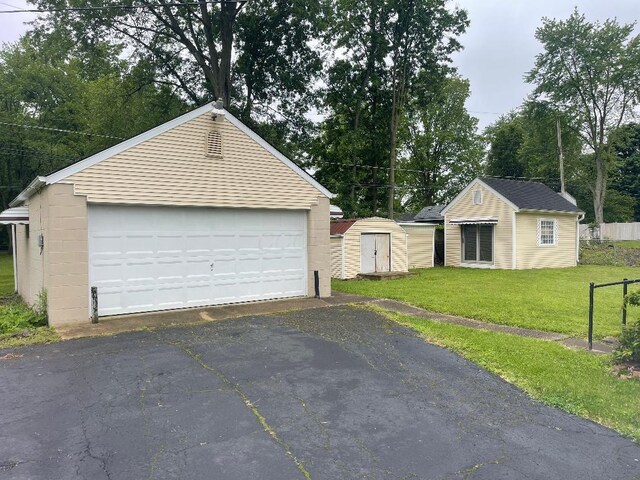 2559 Claridon Rd, Columbus, OH 43231 - view of detached garage