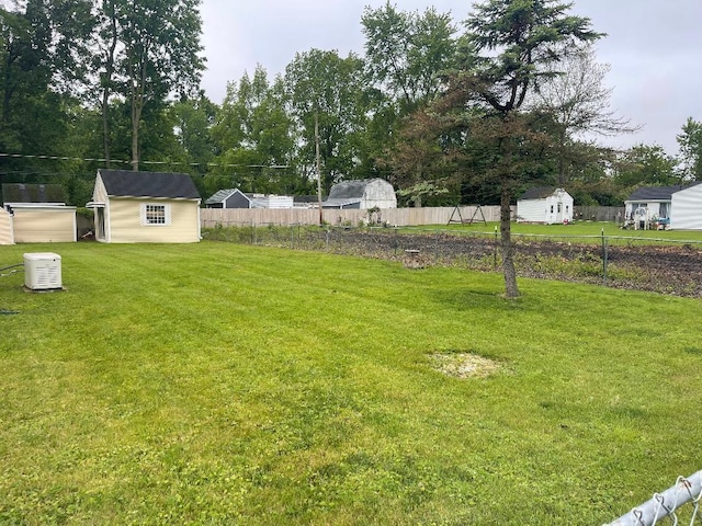 2559 Claridon Rd, Columbus, OH 43231 - view of yard