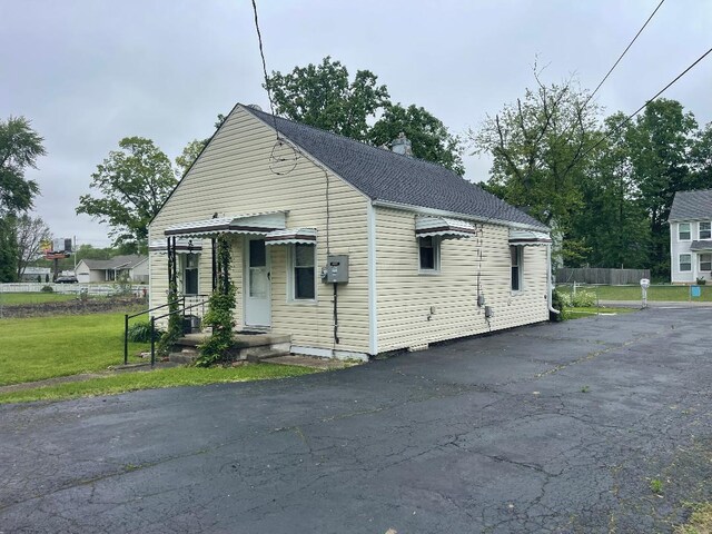 2559 Claridon Rd, Columbus, OH 43231 - view of front of property with a chimney and a front lawn