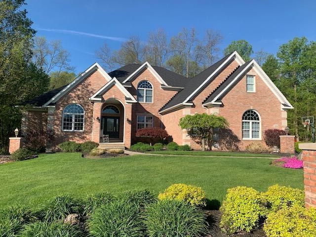 view of front of home featuring a front yard