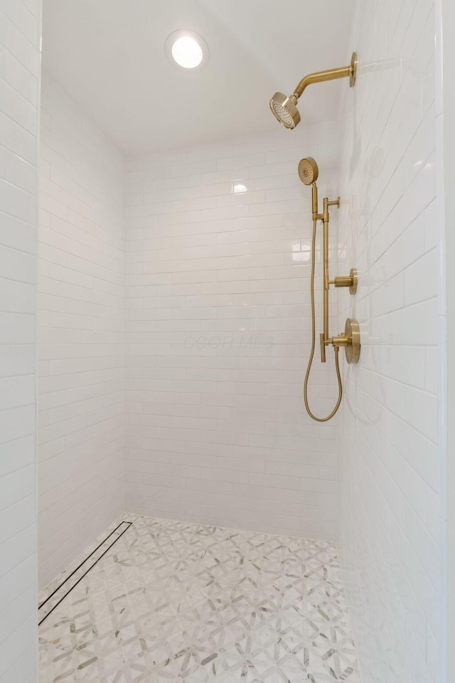 bathroom featuring a tile shower