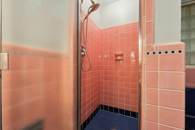 bathroom featuring tiled shower