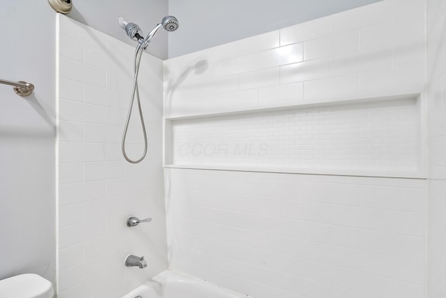 bathroom featuring tiled shower / bath