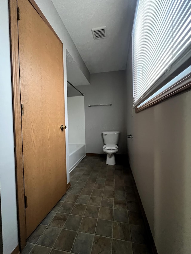 bathroom featuring toilet and a bathtub