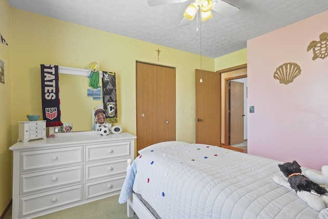 bedroom with light carpet, a textured ceiling, and ceiling fan