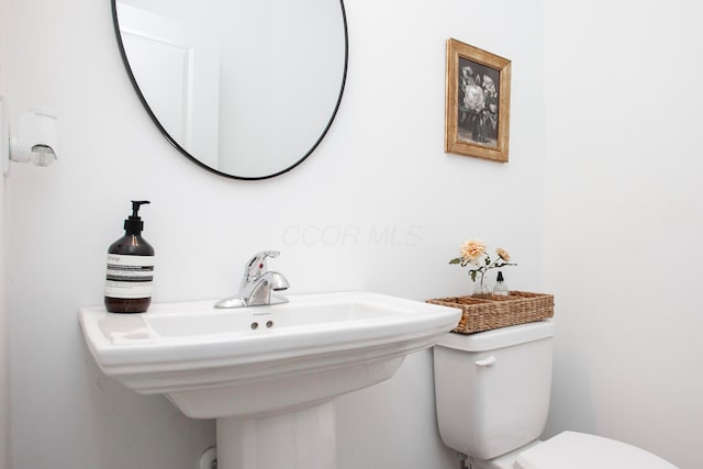 bathroom featuring toilet and sink