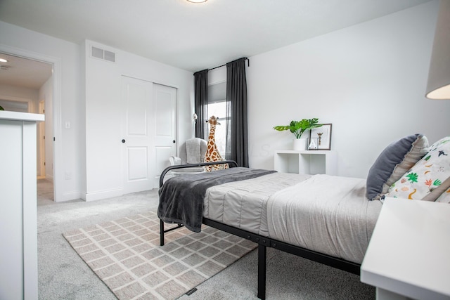 bedroom with carpet flooring and a closet